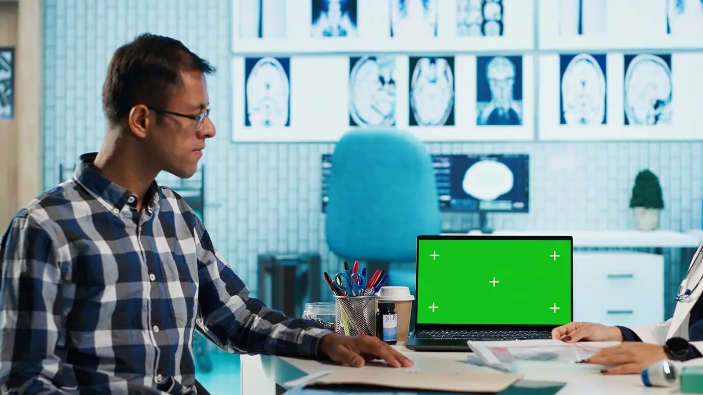 Женщина-врач встречается с пациентом в медицинском кабинете рядом с пустым пространством для текста.